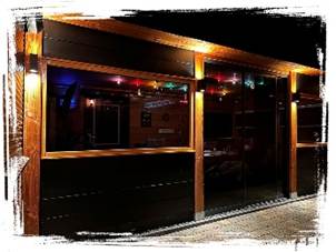 Afbeelding met deur, gebouw, nacht, bar
Door AI gegenereerde inhoud is mogelijk onjuist.